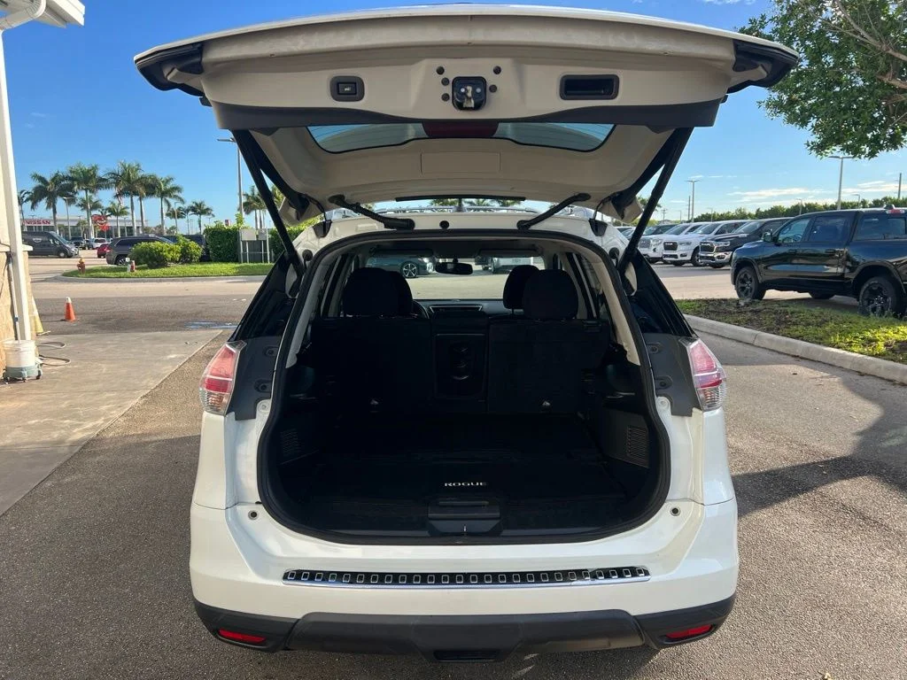 Used 2016 White Nissan SV image 18