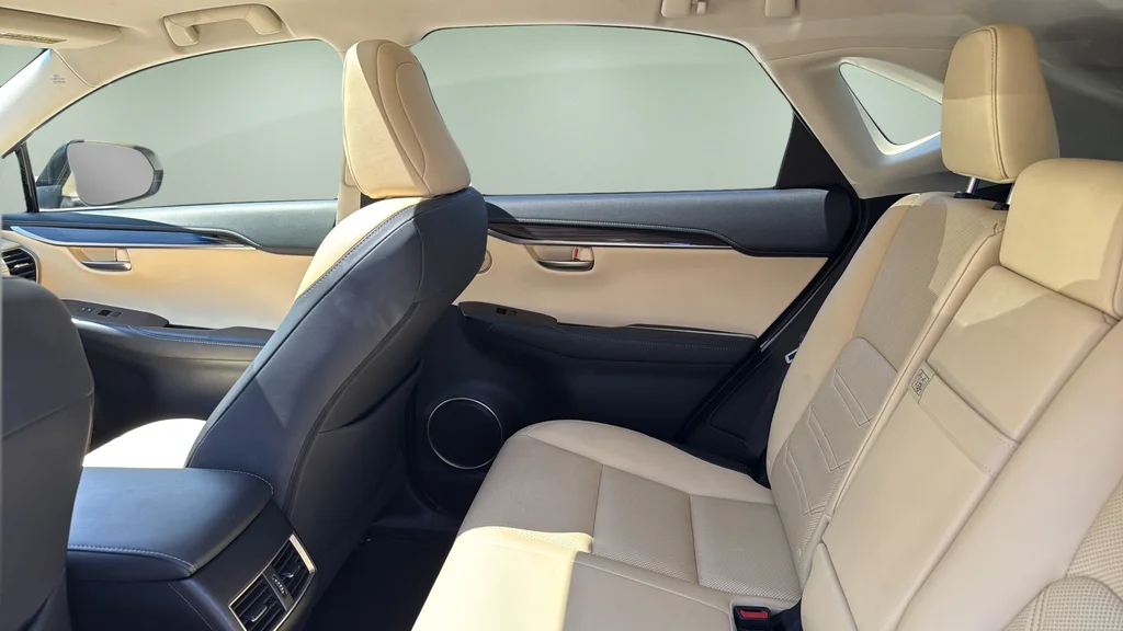 Used 2015 White Lexus 200t image 16