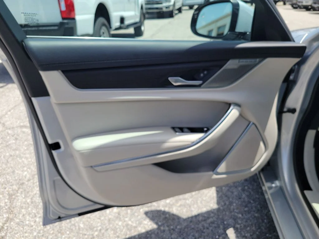 Used 2022 Silver Jaguar SE image 21