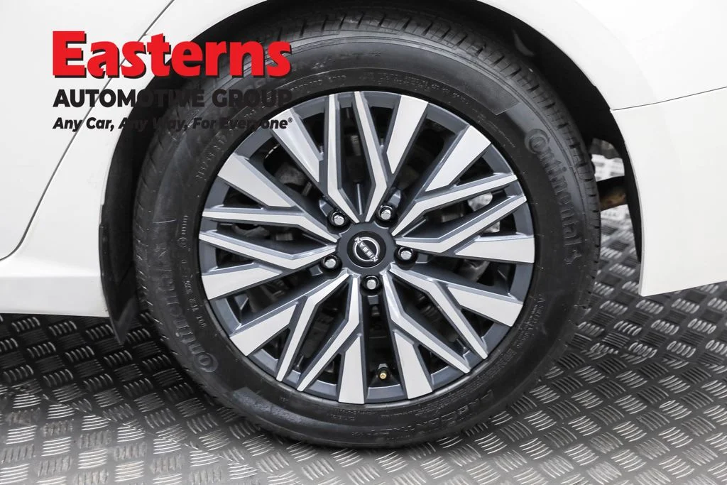 Used 2024 White Nissan 2.5 SV image 32