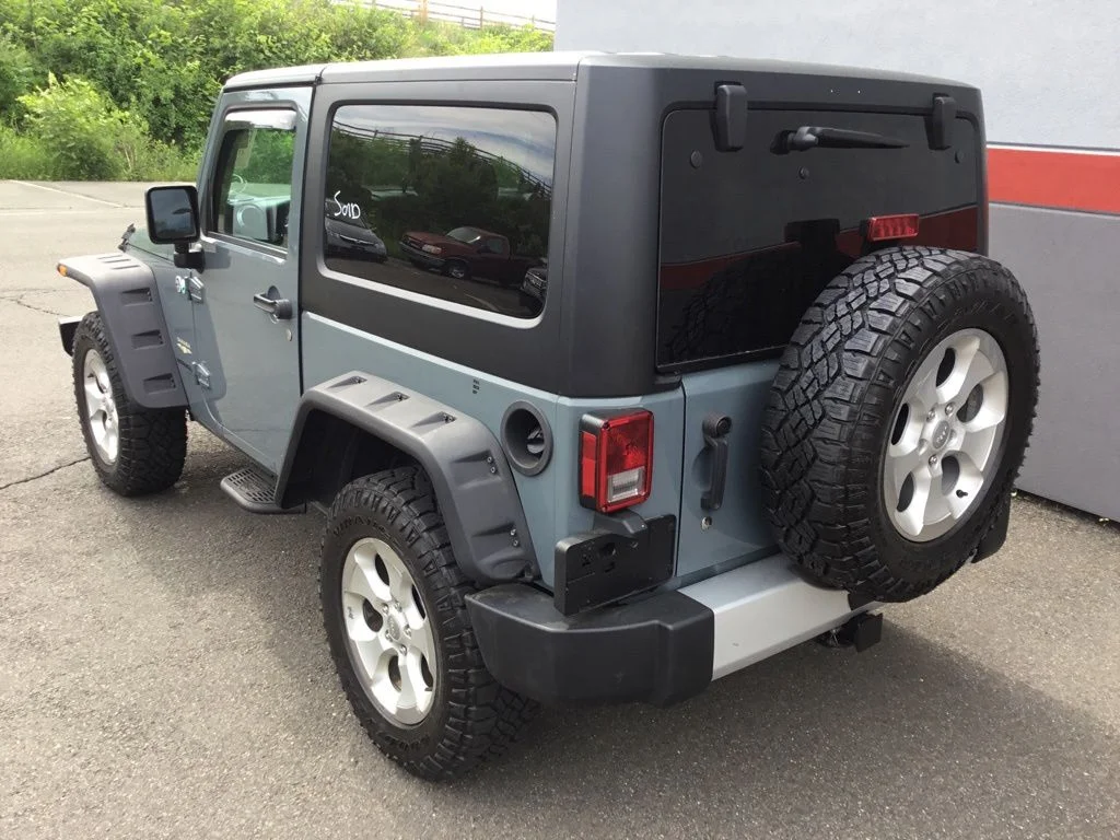 Used 2015 Gray Jeep Sahara image 2