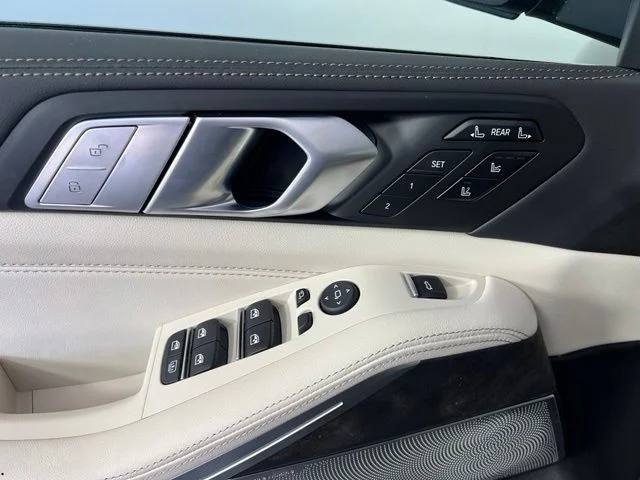 New 2027 Manhattan Green Metallic BMW M60i image 15