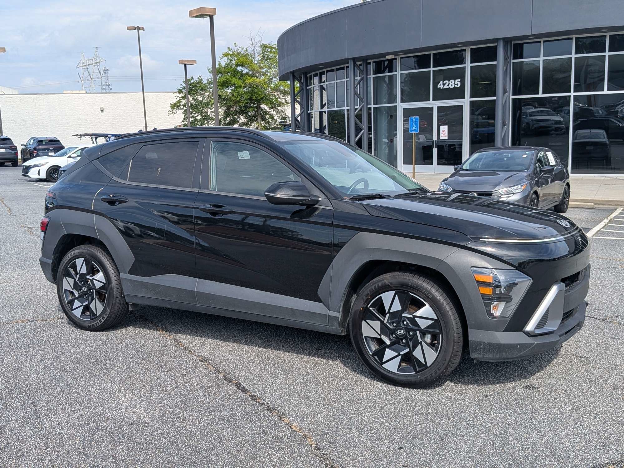 Used 2025 Black Hyundai SEL image 1