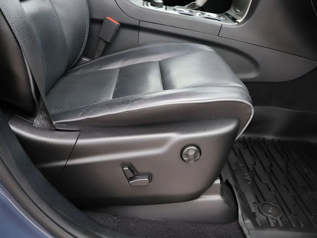 Used 2020 Blue Jeep Overland image 10