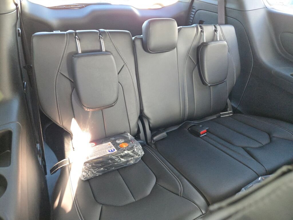 2026 Chrysler Pacifica Select - Photo 8
