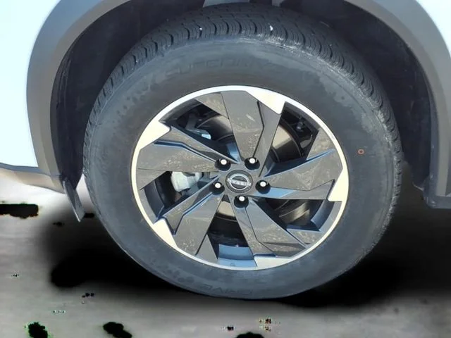 Used 2024  Nissan SV image 18