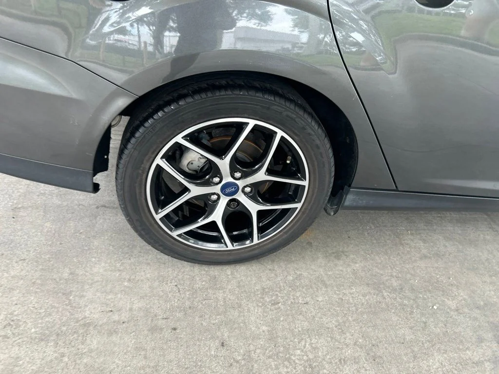 Used 2018 Gray Ford SE image 19