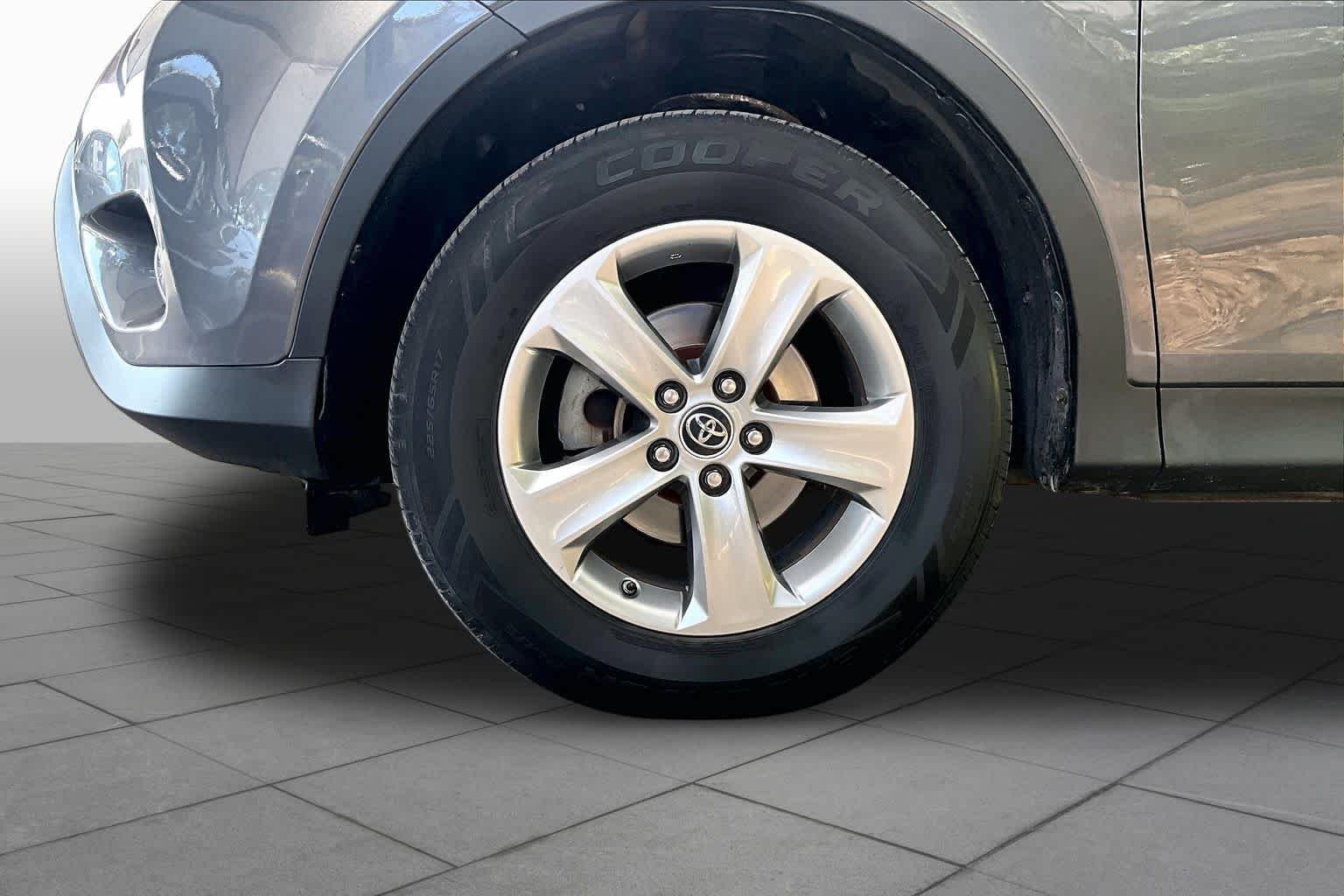Used 2015 Magnetic Gray Metallic Toyota XLE image 11