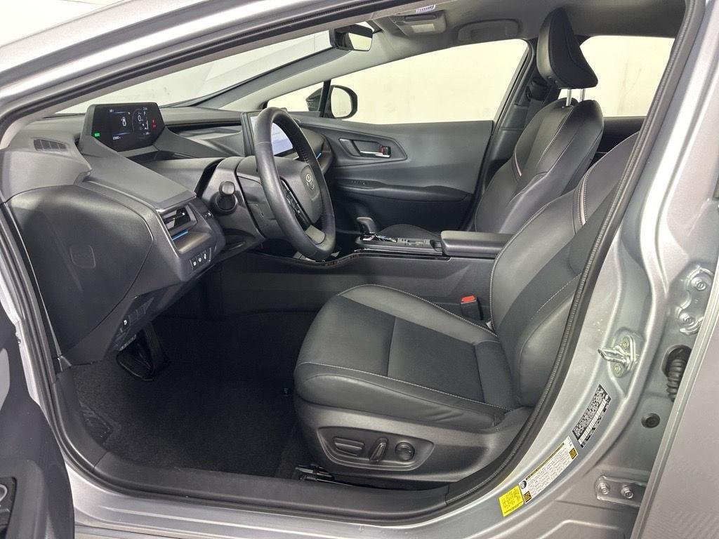Used 2025 Cutting Edge Toyota XLE image 25