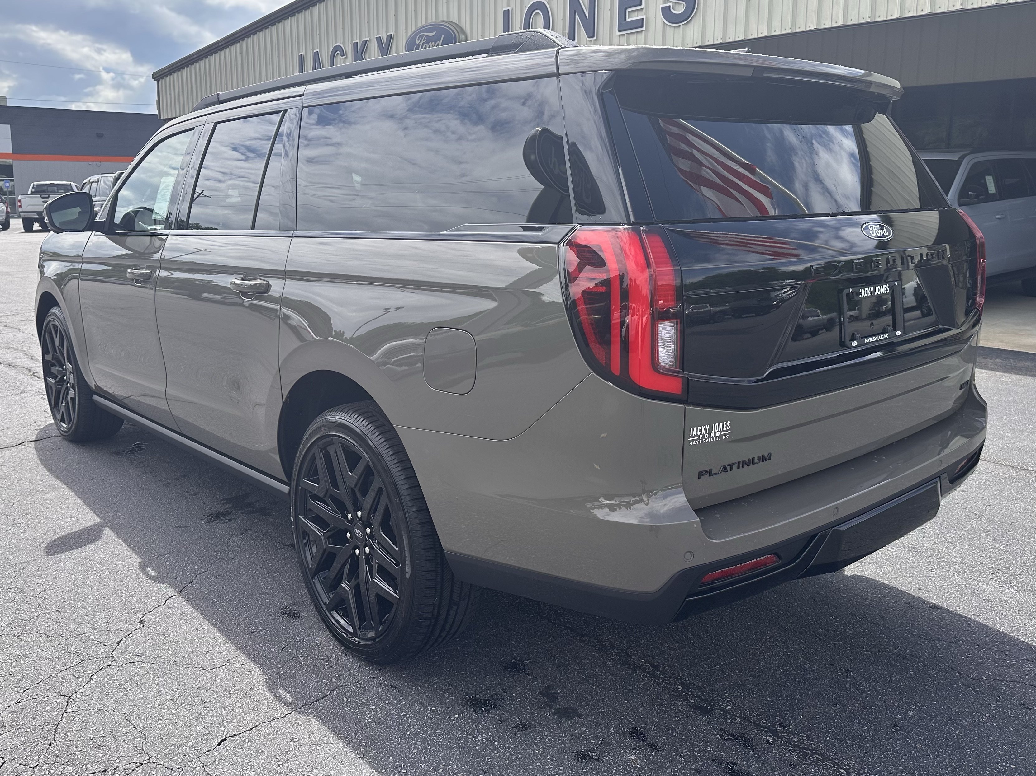 New 2027 Marsh Gray Ford MAX Platinum image 8