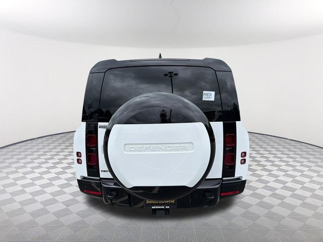 Used 2025  Land Rover X-Dynamic SE image 6