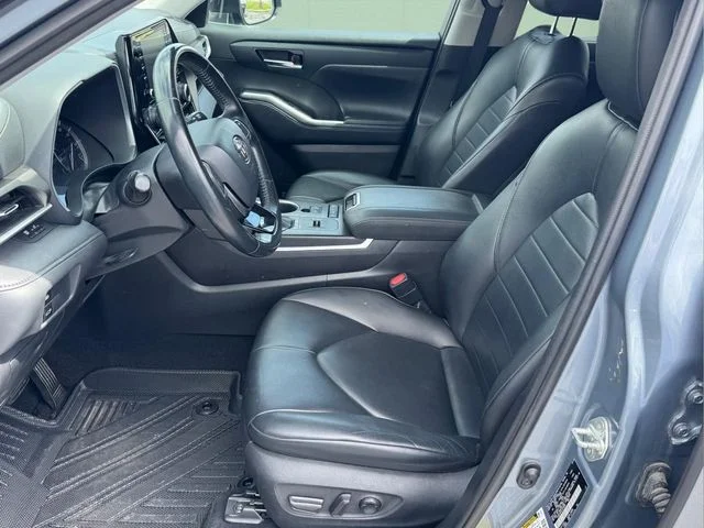 Used 2020 Blue Toyota XLE image 5