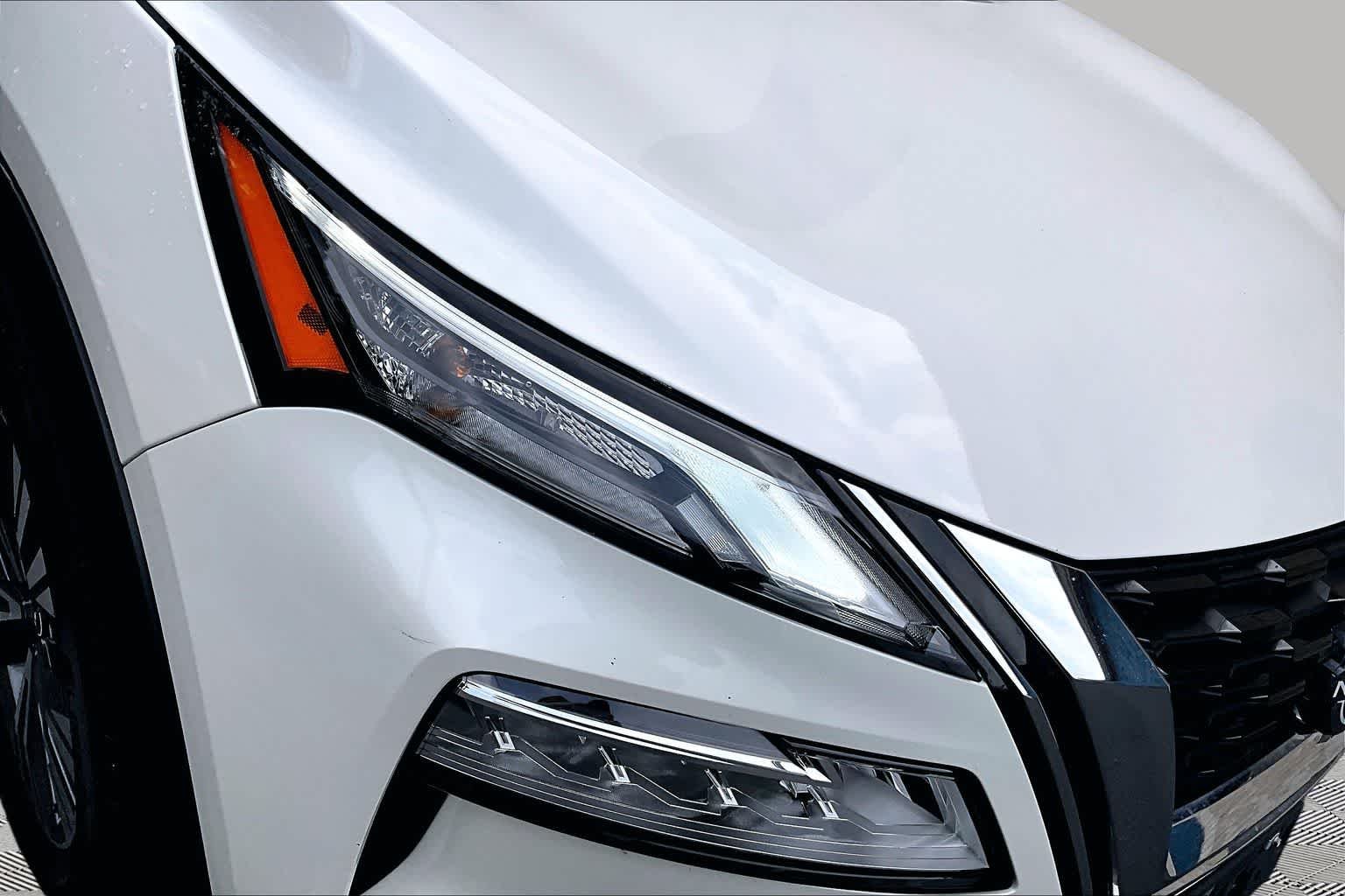 Used 2023 Pearl White Tricoat Nissan SV image 28