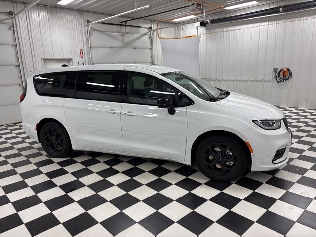 Used 2024 Chrysler Pacifica PHEV Select with VIN 2C4RC1S79RR160959 for sale in Rochester, Minnesota