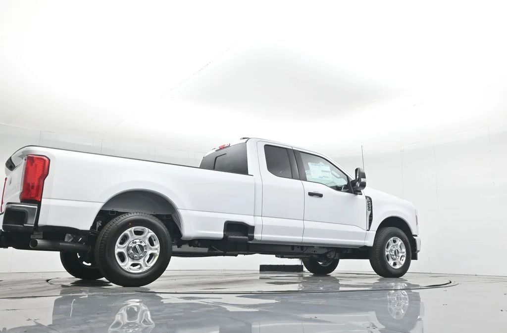 New 2026 Oxford White Ford XLT image 47