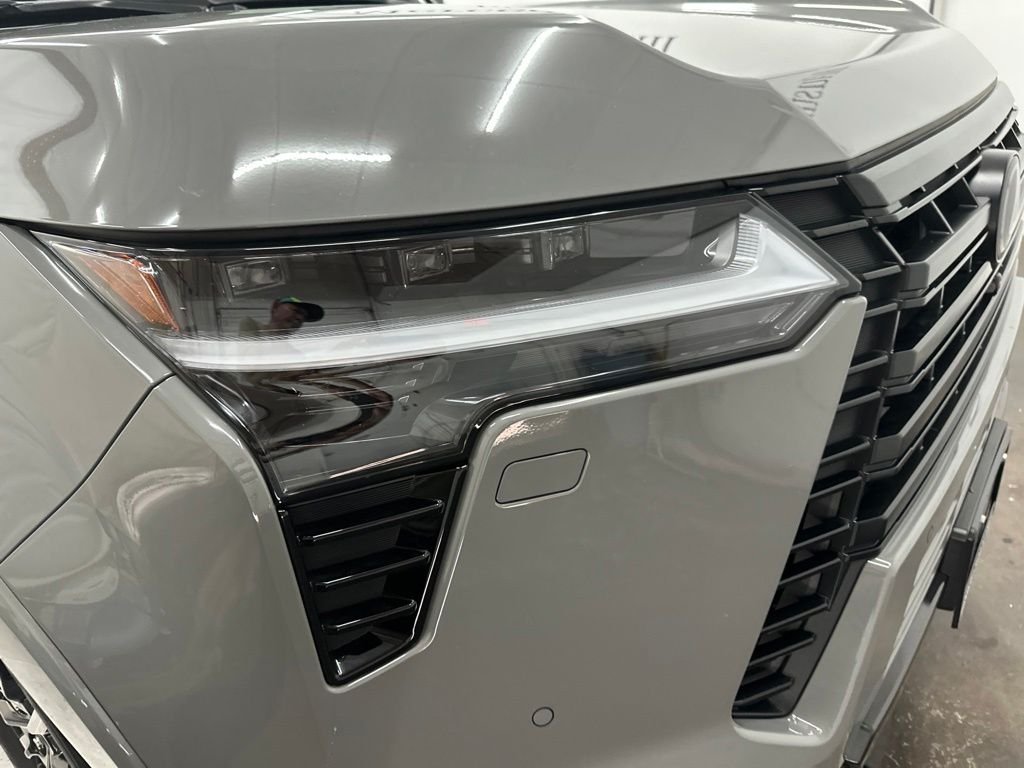 Used 2024  Lexus 550 Luxury+ image 12