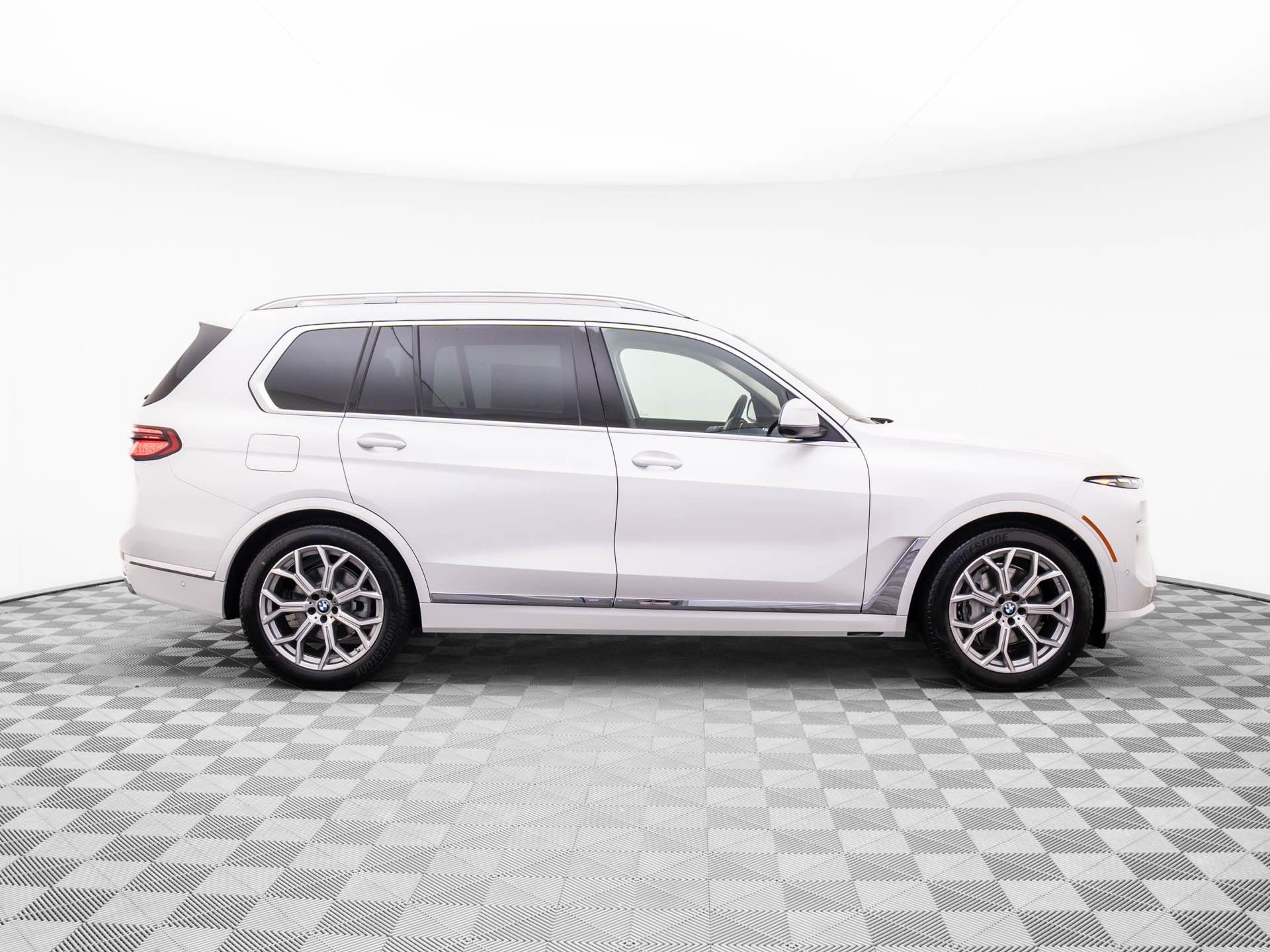 New 2026 Mineral White Metallic BMW xDrive40i image 6