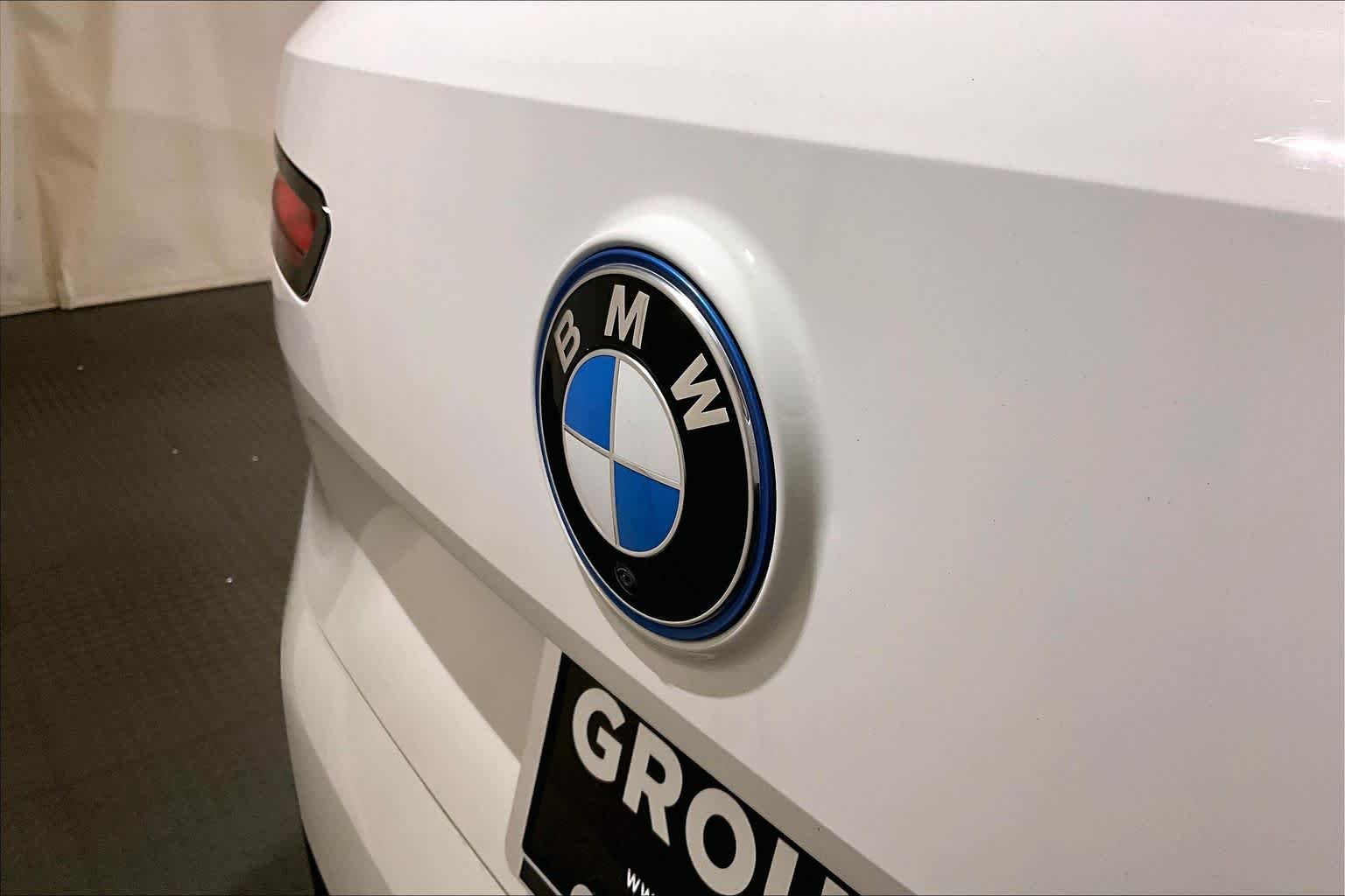 Used 2024 Alpine White BMW xDrive50 image 30