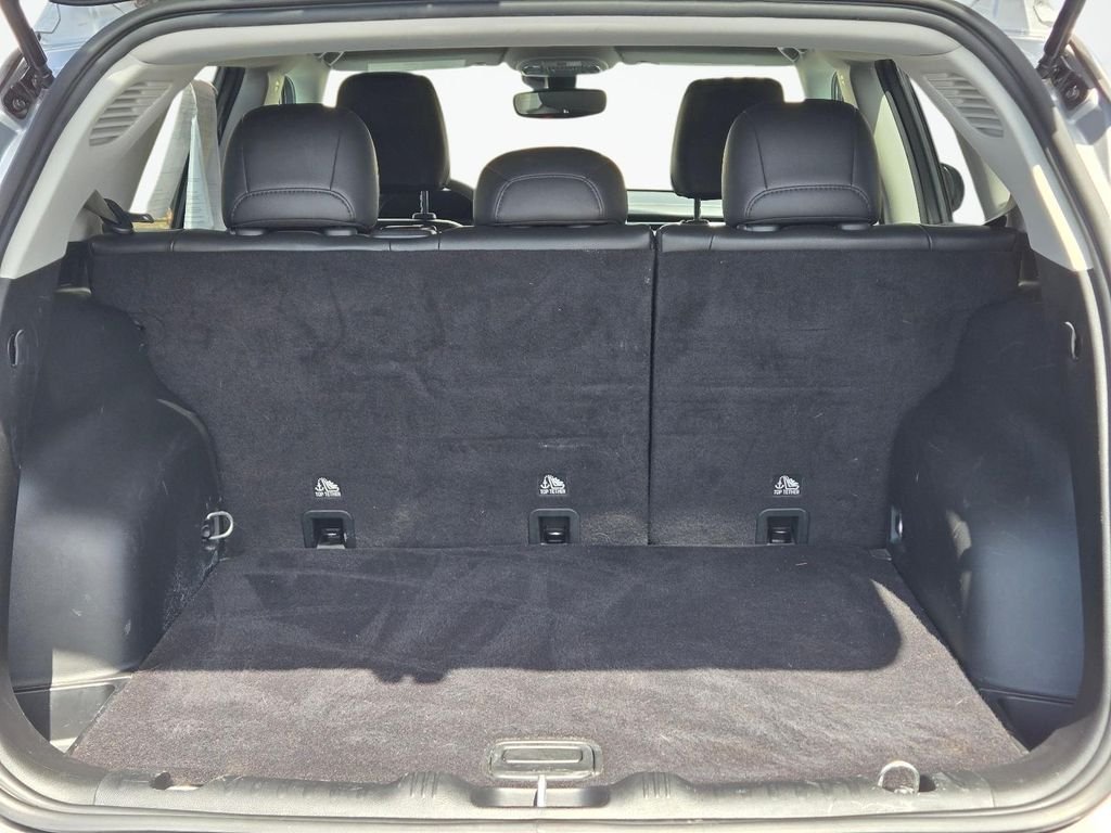Used 2022 Silver Jeep Latitude image 9