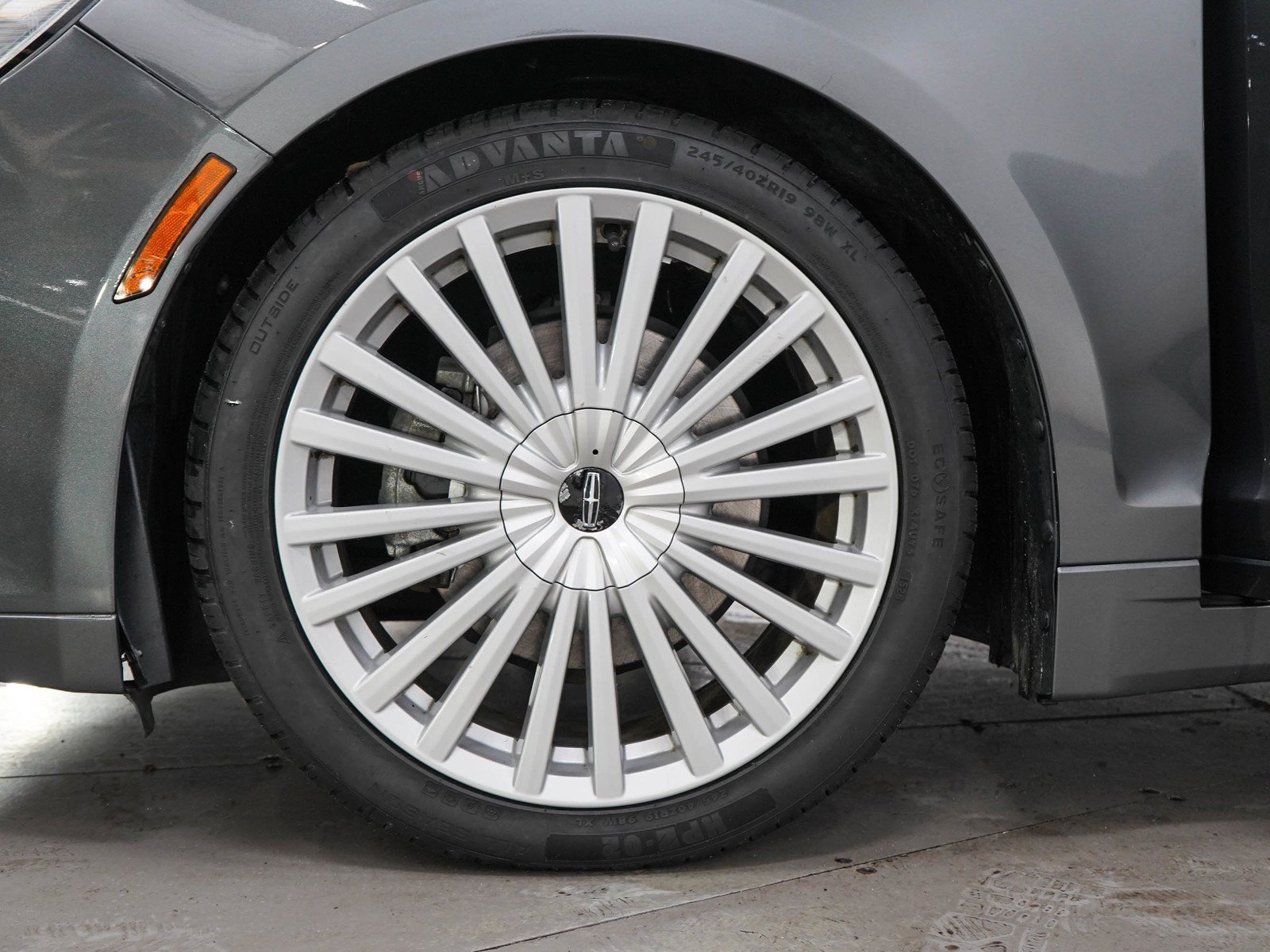 Used 2017 Magnetic Gray Metallic Lincoln Reserve image 29