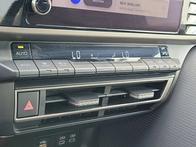2025 Toyota Camry LE - Photo 32