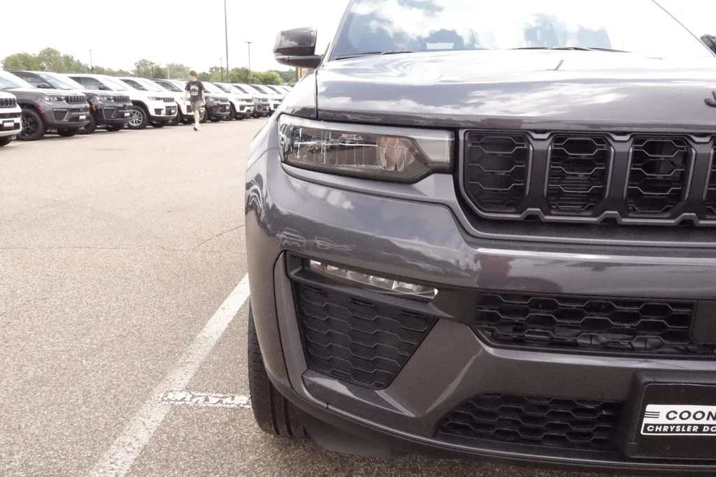 New 2026 Baltic Gray Metallic Clear-Coat Exterior Paint Jeep Limited image 4