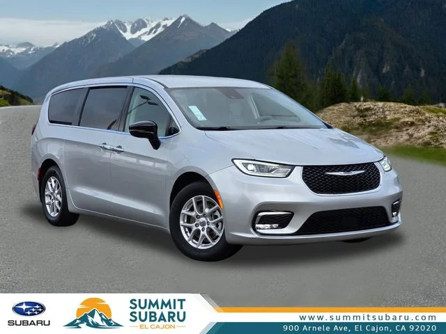 2024 Chrysler Pacifica Touring L's photo