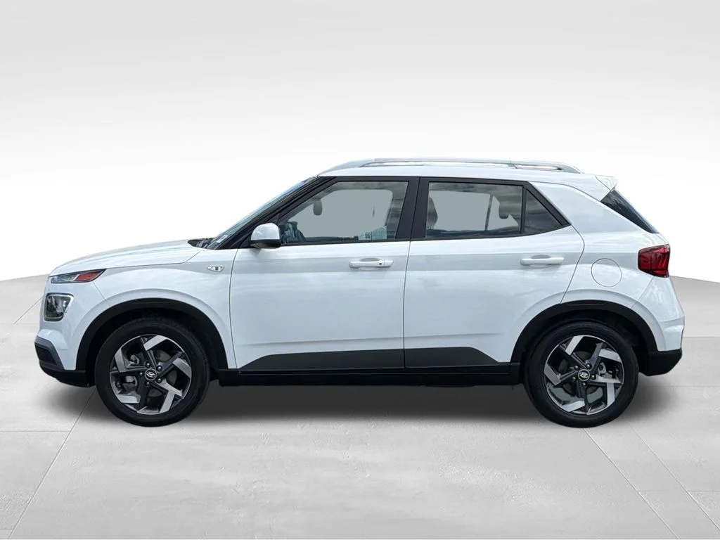 Used 2025 White Hyundai SEL image 4