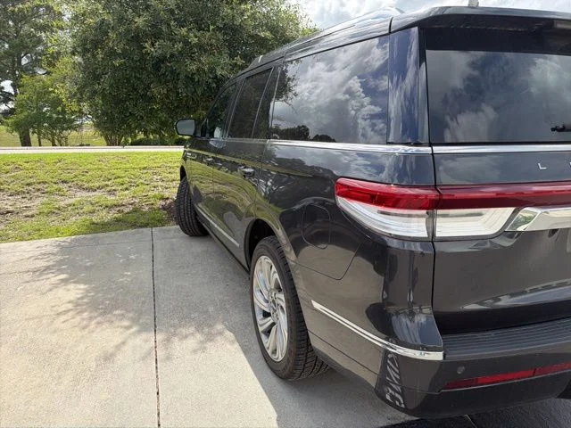 Used 2022 Gray Lincoln Reserve image 4