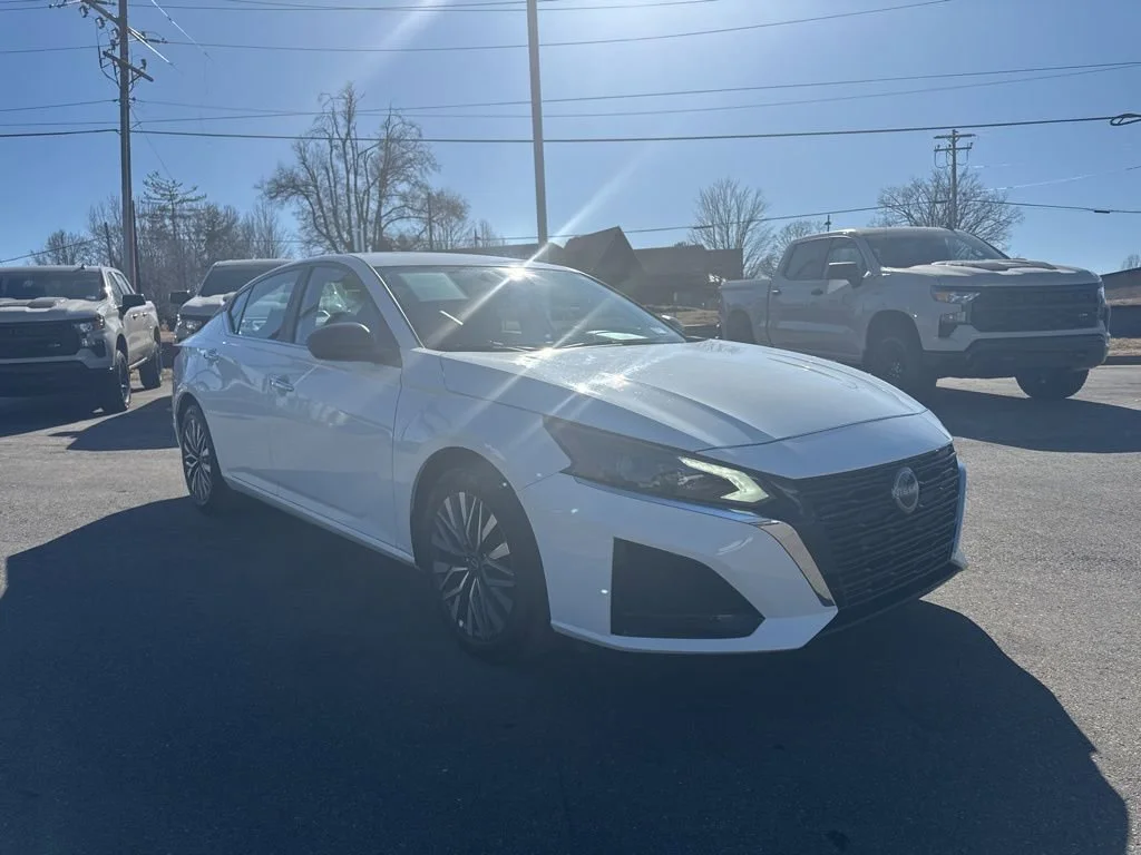 Used 2025 White Nissan SV image 7