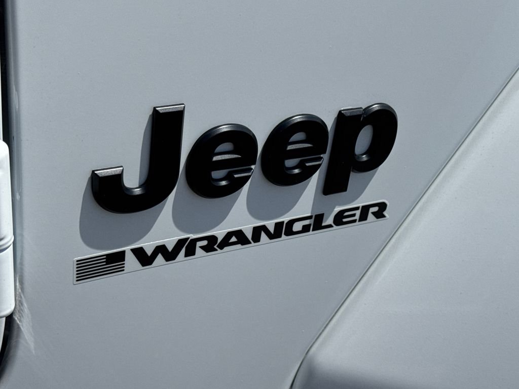 New 2026 Bright White Clear-Coat Exterior Paint Jeep Sahara image 8