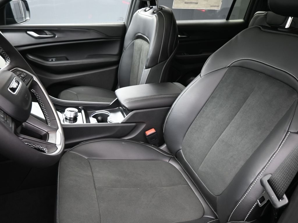 New 2025 Diamond Black Crystal Pearl-Coat Exterior Paint Jeep Altitude X image 19