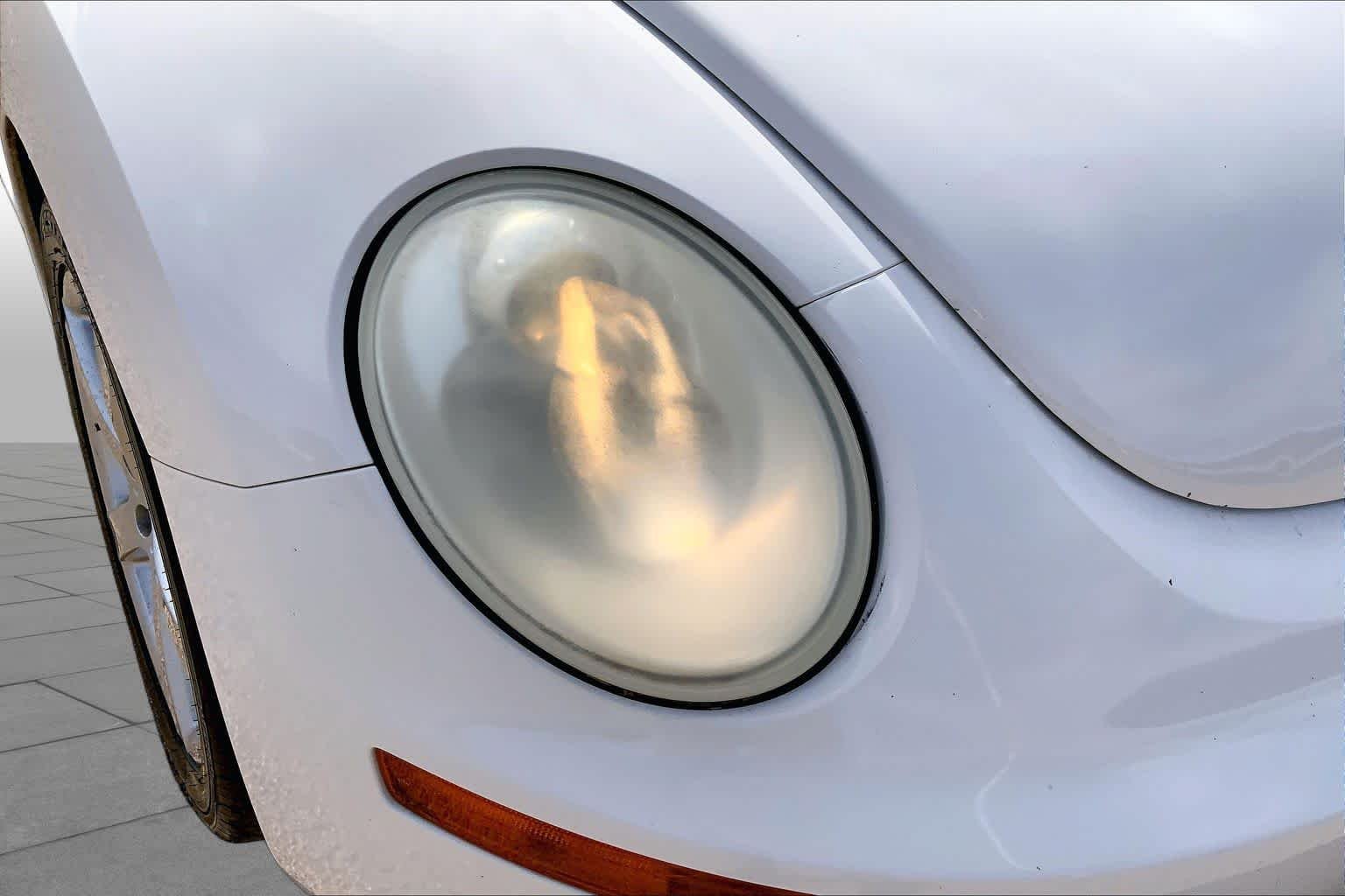 Used 2010 Candy White Volkswagen  image 25