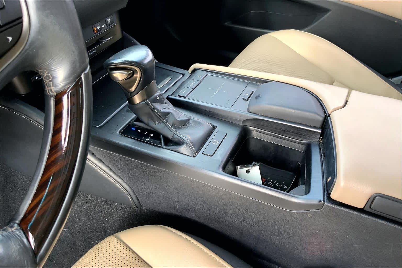 Used 2019 Sunlit Green Lexus  image 16