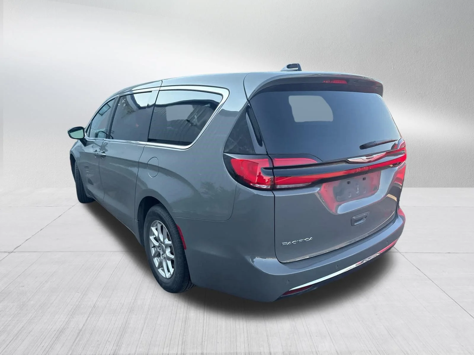 Used 2025 Ceramic Gray Clearcoat Chrysler Select image 8