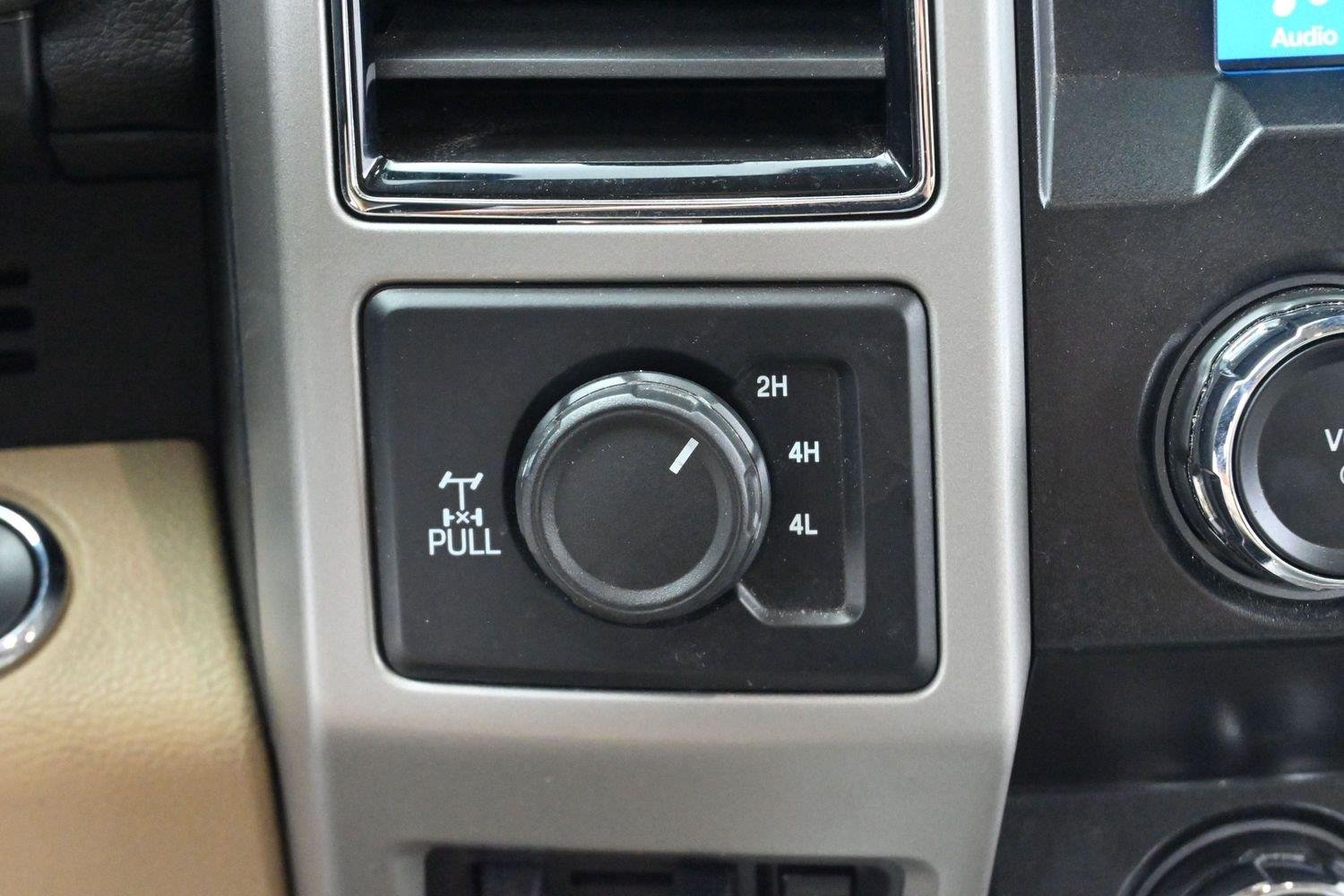 Used 2019 White Platinum Metallic Tri-Coat Ford Lariat image 24