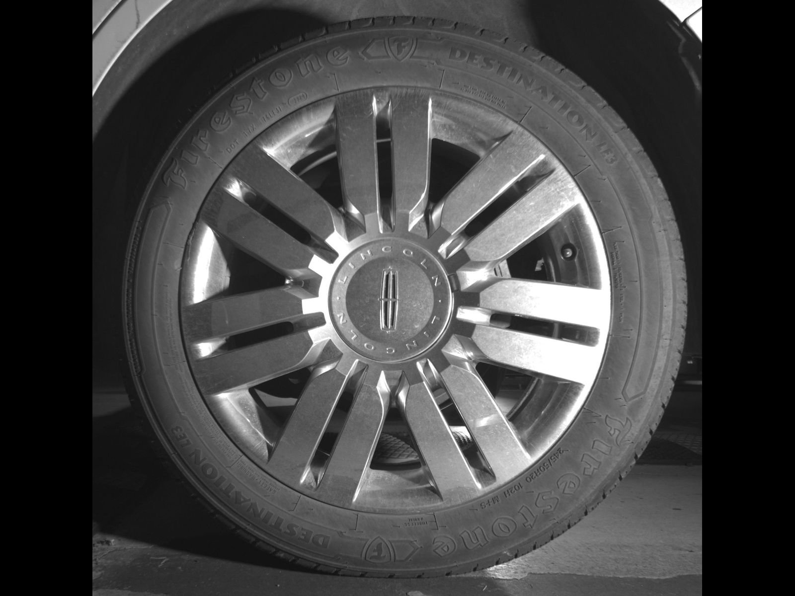 Used 2010 White Platinum Metallic Tri-Coat Lincoln Base image 12