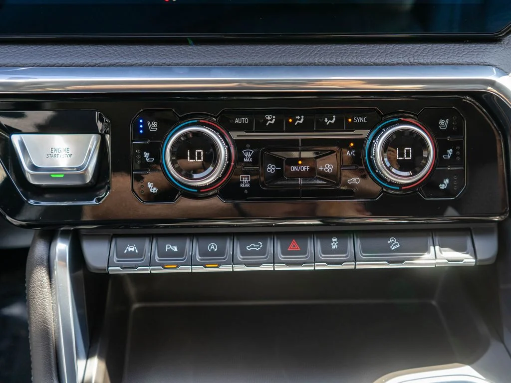 Used 2025 White GMC Denali image 27