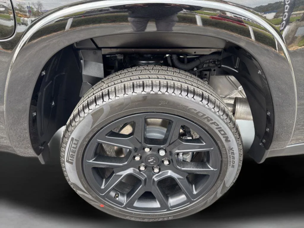 New 2026 Diamond Black Crystal Pearl-Coat Exterior Paint RAM Laramie image 27