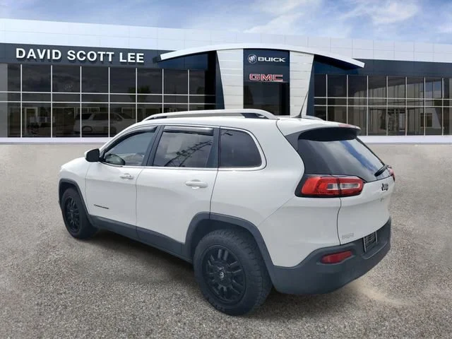 Used 2018 White Jeep Latitude Plus image 3
