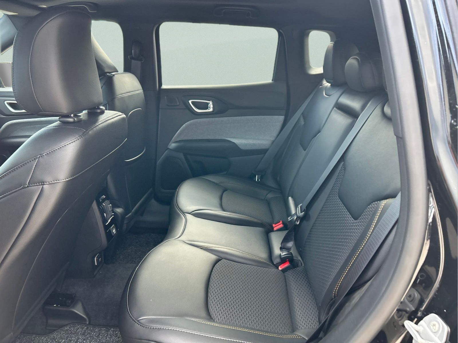 New 2026 Diamond Black Crystal Pearl-Coat Exterior Paint Jeep Latitude image 11
