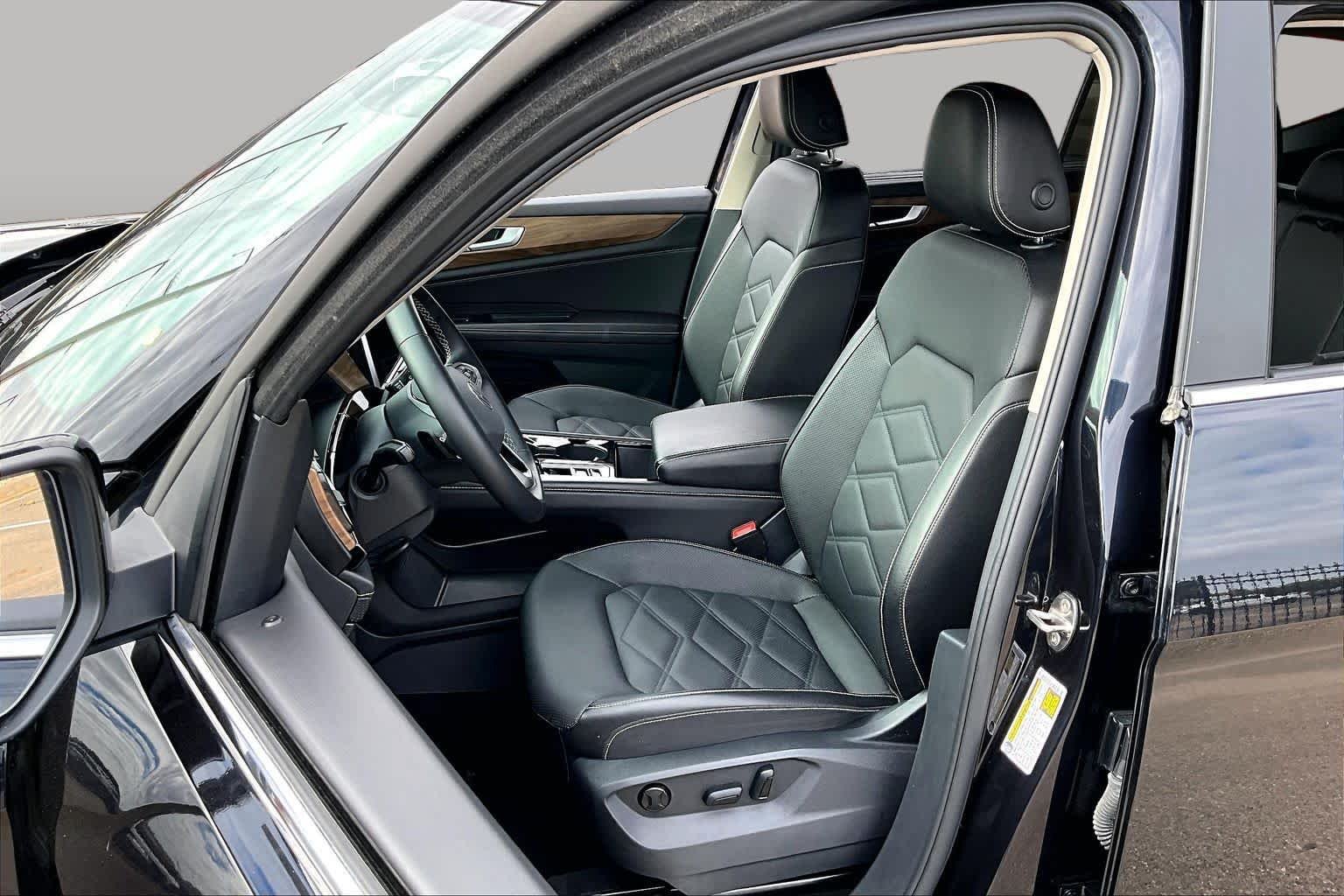 Used 2025  Volkswagen 2.0T SE w/Technology image 7