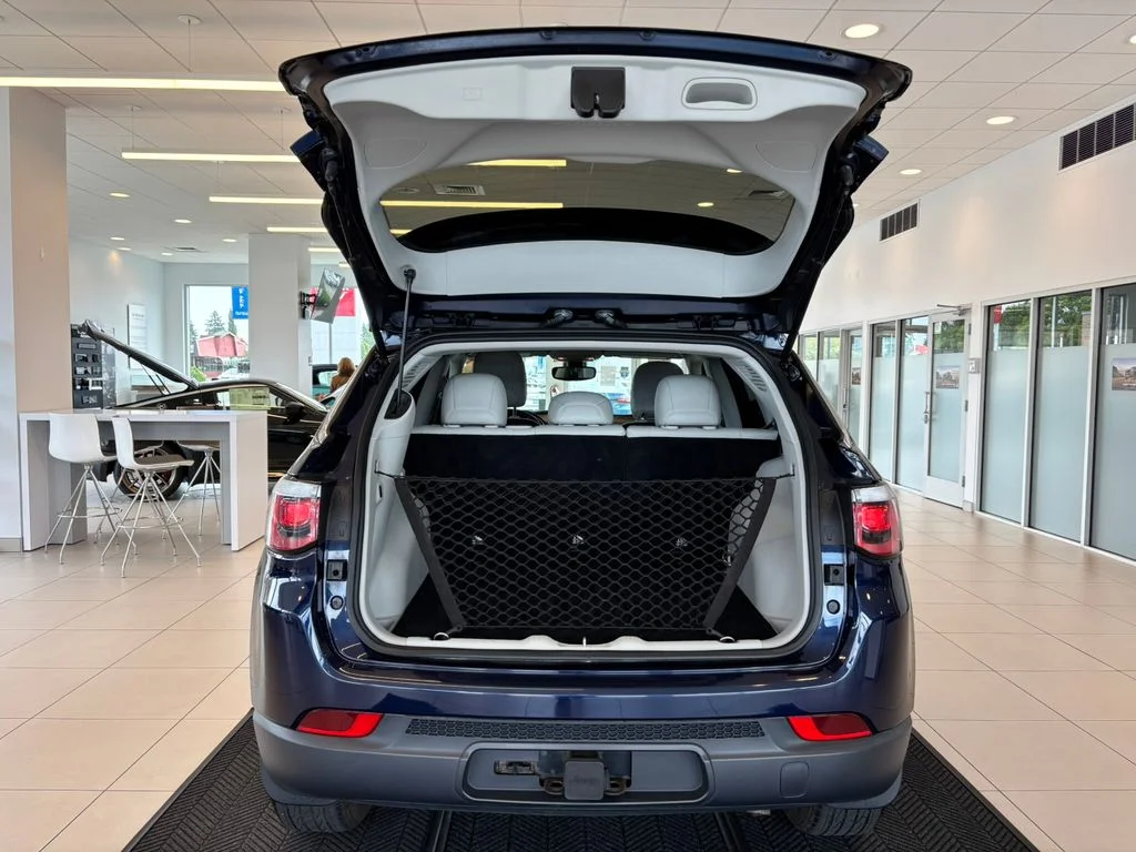 Used 2018 Blue Jeep Latitude image 9