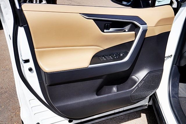 Used 2025 White Toyota XLE image 22