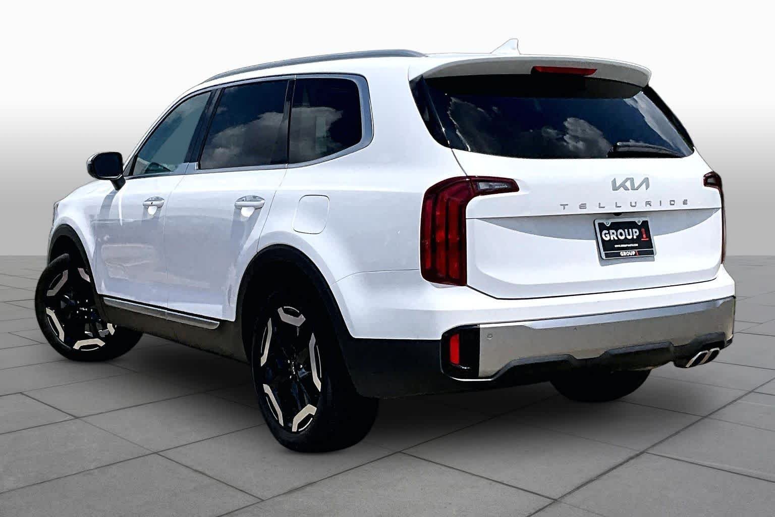 Used 2025 Glacial White Pearl Kia S image 10