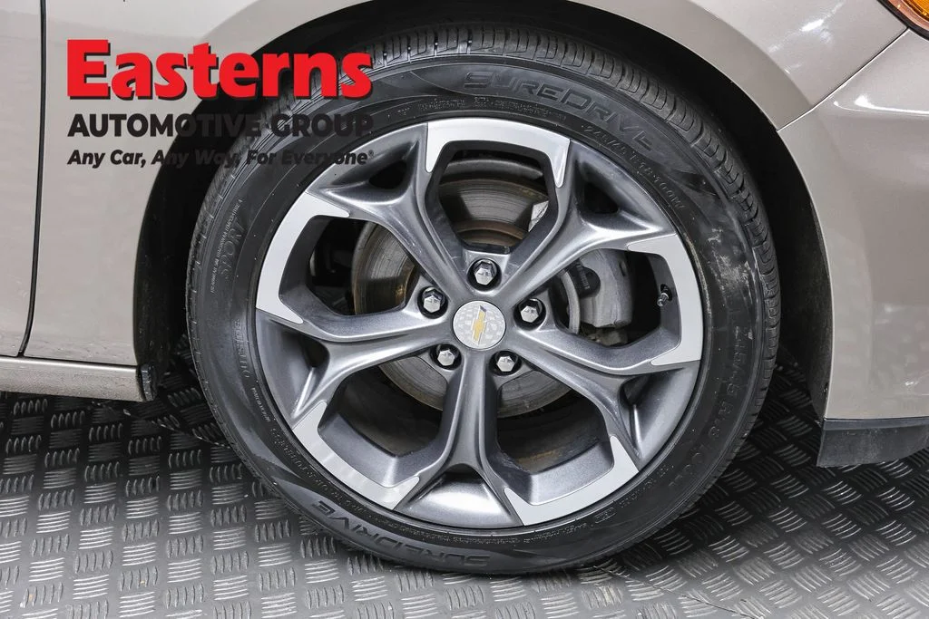 Used 2024 Gray Chevrolet LT image 31
