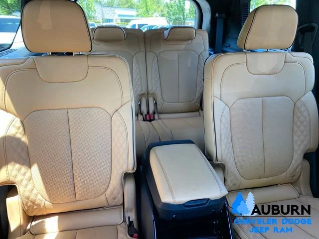 Used 2025 Gray Jeep Summit image 24