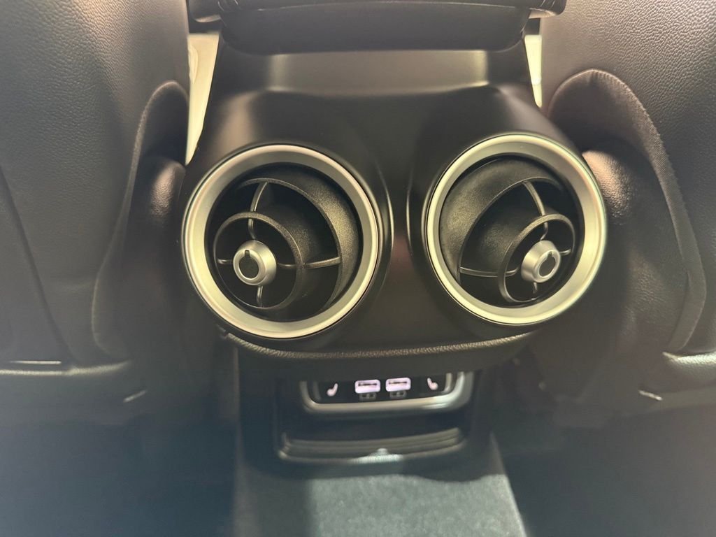 New 2026 Milano White Exterior Paint Alfa Romeo Base image 21