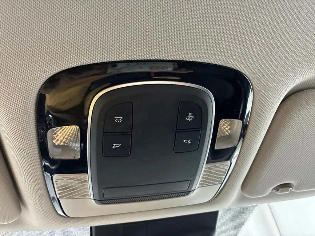 Used 2022 Black Hyundai SE image 20