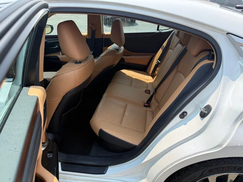 Used 2024 White Lexus 300h Luxury image 10
